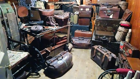 Illustrasjonsbilde av diverse kofferter og gjenstander på et lagringsrom